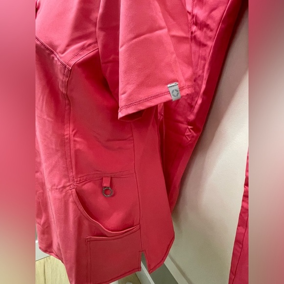 Cherokee Infinity Scrub TOP - Picture 2 of 10